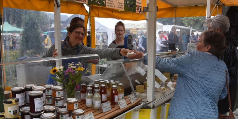 Mit Marktstand auf dem Handwerkstag