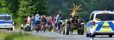 Mit Trecker und Fahrrad zur Demo