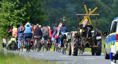 Mit Trecker und Fahrrad zur Demo