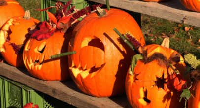 Kürbisschnitzen passend zu Halloween