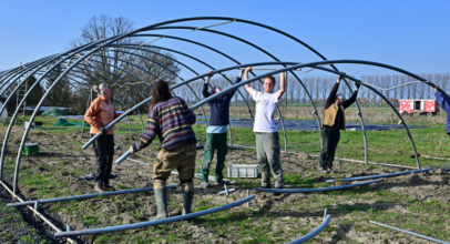 Folientunnel wird aufgebaut